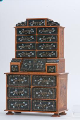 XVIII. század végi lakk kabinetszekrény, bababútor