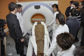 A múmia a CT vizsgálat közben