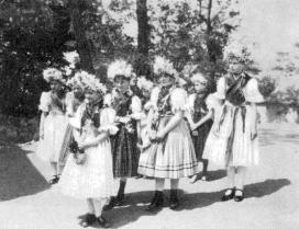 Pünkösdölő lányok, Maconka (Nógrád megye), 1930-as évek.jpg