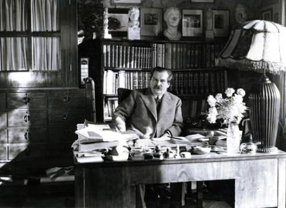 Móricz Zsigmond íróasztalánál