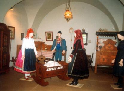 Kapuvár costumes and painted furniture