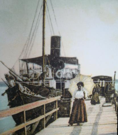 Képeslaprészlet a balatonfüredi mólóval 1909-ben - gőzhajóval és egy sétáló hölggyel