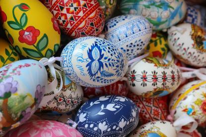 Kézzel festett tojások a Schönbrunni Kastélynál lévő húsvéti vásárban