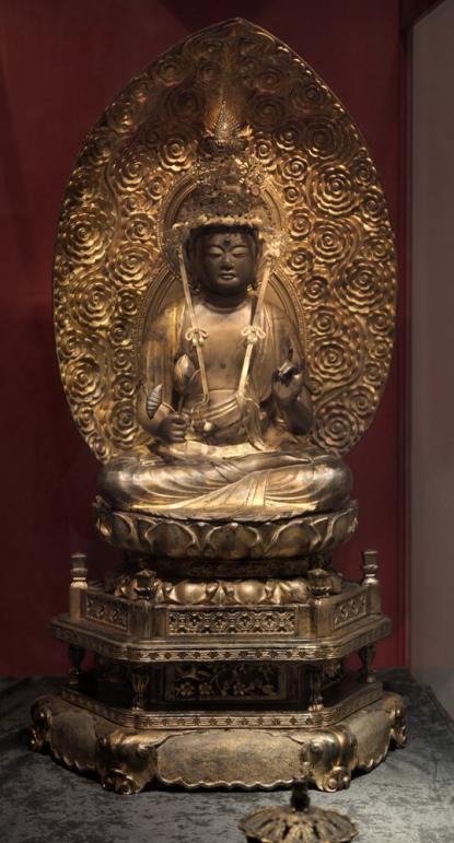 A Buddha-szobrot Ferenc Ferdinánd főherceg kapta ajándékba, mikor világ körüli útján Japánba látogatott. 