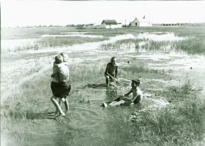 Fürdőző fiúk, Harangos-tó (Lakatos-fotó)