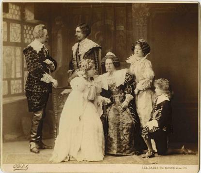 Izabella főhercegnő és gyermekei műkedvelő színielőadás szereplőiként dr. Josef Székely bécsi fotográfus felvétele, Pozsony, 1895 körül\r\n