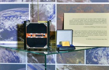 A Masat-1-nek, Magyarország első kisműholdjának a makettje a Magyar Nemzeti Múzeumban (MNM) 2014. november 10-én. A makett a kisműhold alkotóinak ajándékaként, a Masat-1 repülésének ezredik napján került a múzeumba.