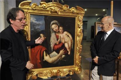 Baán László és Gerhardt Ferenc Tiziano Vecellio Mária gyermekével és Szent Pállal című festménye előtt az MNB Értéktár Programja keretében megvásárolt műtárgyakról tartott sajtótájékoztatón