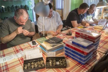 Pénzérméket vizsgálnak és leltároznak az orosházi Nagy Gyula Területi Múzeum külső munkatársai