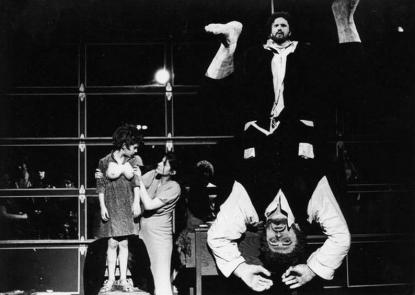 Jelenet a Pig, Child, Fire! c. előadásból. Squat Theatre, New York, 1977