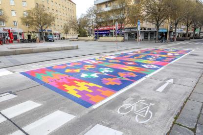 Színes utcák Bécsben – jó kedvre derítenek és üzenetet hordoznak