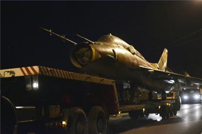 Szu-22 es szuperszonikus, egyhajtóműves, harcászati vadászbombázót szállítanak a Szolnoki REPTár Interaktív Repülőmúzeumba