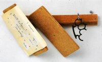 Robert Filiou: 3 fegyver, 1970. Asztaloslécre montírozva, fa, csavarvégű horog, kampósszeg, bokszer, szög, papír, plexi dobozban (45,5 x 45,5 x 13 cm). Németországi magángyűjtemény.