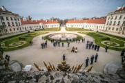 Lerakták a fertődi Esterházy-kastély 4 milliárd 252 millió forintos, részben európai uniós, részben hazai forrásból 2022 őszéig megvalósuló turisztikai célú fejlesztésének alapkövét pénteken.\r\n