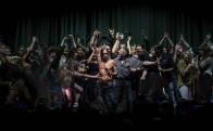 Márk 5:28: Az ikonikus punk előadóművész, Iggy Pop koncertje a Sydney-i Operaházban, rajongói körében, akik boldogan fogadták a kérést, hogy csatlakozzanak hozzá a színpadon egy táncra.\r\n