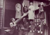 Az Arc-en-Ciel Bábszínház tagjai Az ember tragédiája billentyűs marionettjeivel (középen Blattner Géza), Párizs
