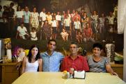 A Cohen család Regavim kibucban, Shusan kiterjedt családjának fotója előtt, 2008