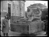 Medgyessy Ferenc Debrecenben fogadja a Néprajz és Régészet nagy bronzszobrait 1930 őszén