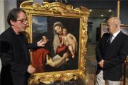 Baán László és Gerhardt Ferenc Tiziano Vecellio Mária gyermekével és Szent Pállal című festménye előtt az MNB Értéktár Programja keretében megvásárolt műtárgyakról tartott sajtótájékoztatón