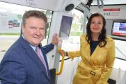 Bécs polgármestere, Michael Ludwig és Ulli Sima környezetvédelmi városi tanácsnok elsőként tesztelhette az önjáró buszokat