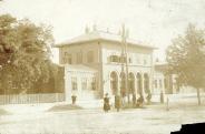 Az 1868-ban felépült első pécsi indóház épülete  
