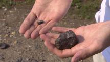 A Hradec Králové közelében megtalált kőmeteorit darabjai