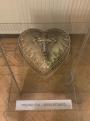 Új ötvösművészeti remekek, melyeket most szereztem a készülő Eucharisztia 2020 kapcsolódó szakrális készülő tárlathoz, kötethez: szív alakú ereklyetartó