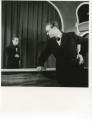 Darvas Szilárd a paraván előtt az Állami Bábszínház Sztárparádé című előadásának jelenete. 1951.