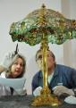 Hajtó Kornélia főrestaurátor és Illés János műtárgyszállító a repedéseket vizsgálják a New York-i The Duffner and Kimberly Company által gyártott nagyértékű, 80 centiméter magas, több mint száz éves Tiffany lámpán a csomagolás előtt a budapesti Iparművészeti Múzeumban.