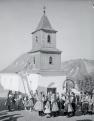 Ünneplő palócok a templom előtt, a két világháború között.