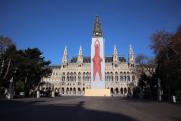 Védőháló helyett művészi installációba burkolták a Bécsi Városháza tornyát