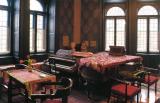 A kedvesebb vendégeket a Munkácsy ecsetjére méltó, XIX. századi szellemet árasztó szalonba vezették be, melyet két zongora uralt.