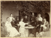 Kerti összejövetel. Fiatal nőkből és férfiakból álló társaság egy ház előtt a kertben, 1900. július, ismeretlen fényképező