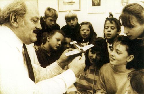 A képen Beleznay Andor, a múzeum vezetője az érdeklődő tanulók körében látható, egy repülő bemutatása kapcsán.
