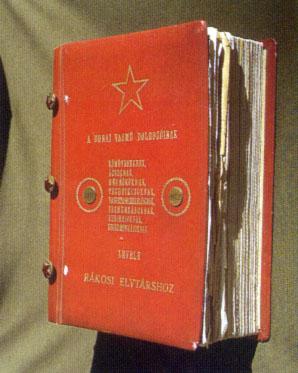 Az ún. Rákosi album, melyben Dunaújváros polgárai kérvényeztek, hogy településük viselhesse Sztálin nevét.