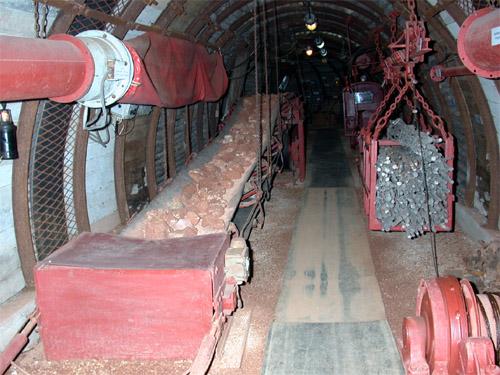 Bauxite Mine with the Plane Conveyor. Mine model (M=1:1)