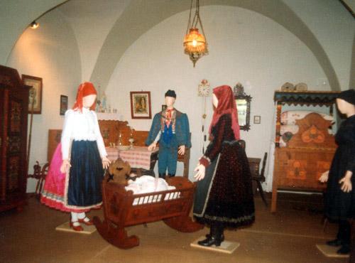 Kapuvár costumes and painted furniture