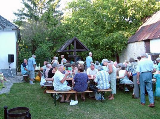 The program of the Pensioner Club of Csopak in the yard of the mill