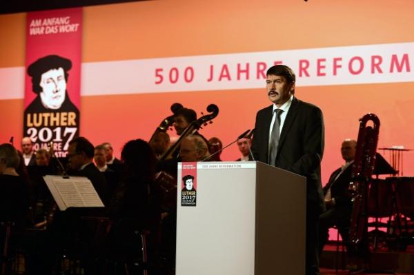 Áder János köztársasági elnök beszédet mond  a reformáció 500. évfordulója alkalmából rendezett német állami ünnepségen