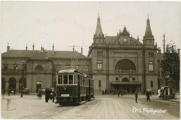 A régi indóház helyén 1901-ben, Pfaff Ferenc terve alapján épült fel a mai főpályaudvar (Pécs)