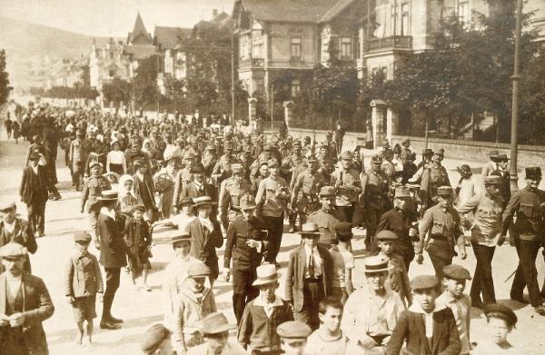 Bevonuló katonák az Indóház utcában, Pécs