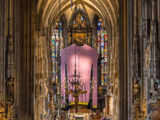 A bécsi Stephansdom idén egy rendhagyó böjti lepellel, egy hatalmas, kötött lila pulóverrel készült a húsvétig tartó böjti időszakra. A kortárs képzőművészeti alkotást Erwin Wurm osztrák művész alkotása.