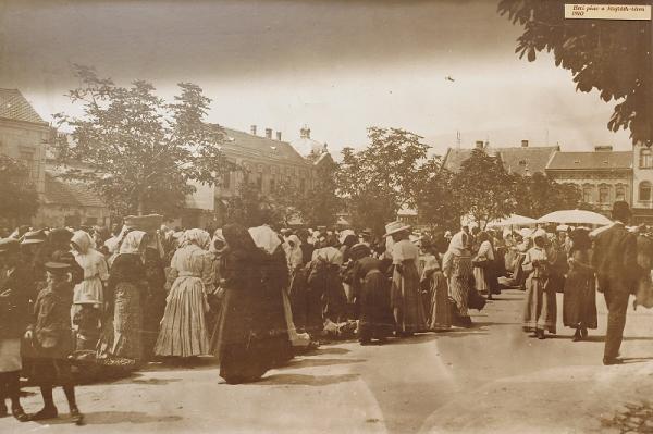 Heti piac a Majláth (ma Kossuth) téren 1910-ben, Pécs