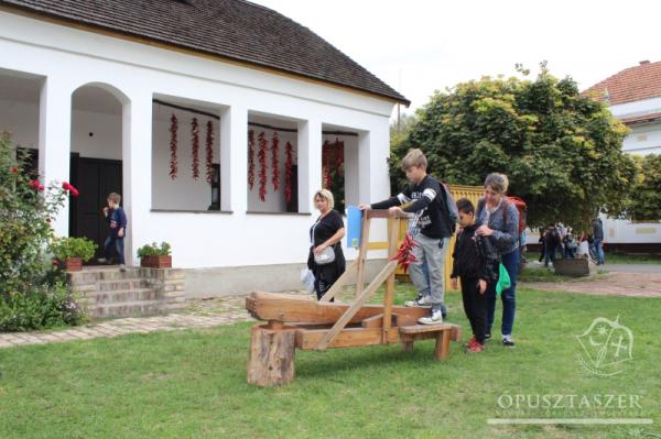 Gyerekek az Ópusztaszeri Nemzeti Történeti Emlékpark skanzenjében