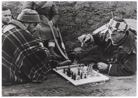 Sakkozó köztársaságiak a front mögött. Madrid, Spanyolország, 1936. november–december