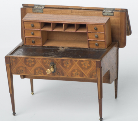 XVI. Lajos stílusú íróasztal, bababútor