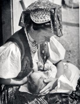 Szoptató menyecske, 1945-60.
