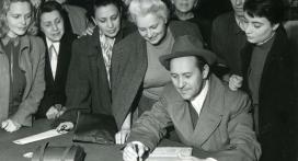 Békekölcsönjegyzés a Nemzeti Színházban, elöl Bessenyei Ferenc, 1952. szeptember 25.