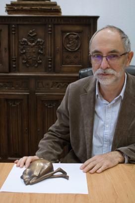 Kostyál László kedvenc múzeumi tárgyával: Fischer György: Fülöp c. szobrával