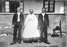 Lány és legények a pünkösdvasárnapi nagymiséhez ünneplőbe öltözve, 1941. Szendehely